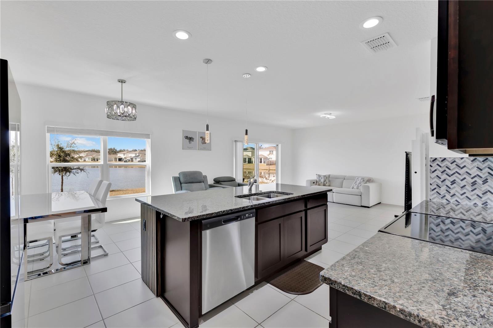 Image 11 of 42 For 5018 Royal Point Avenue