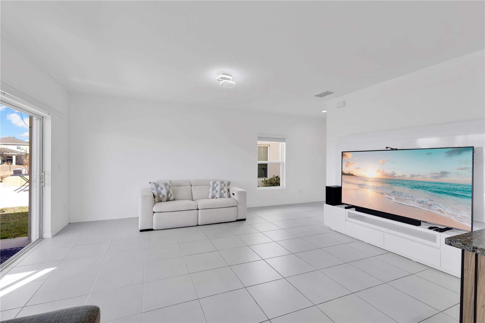 Image 13 of 42 For 5018 Royal Point Avenue