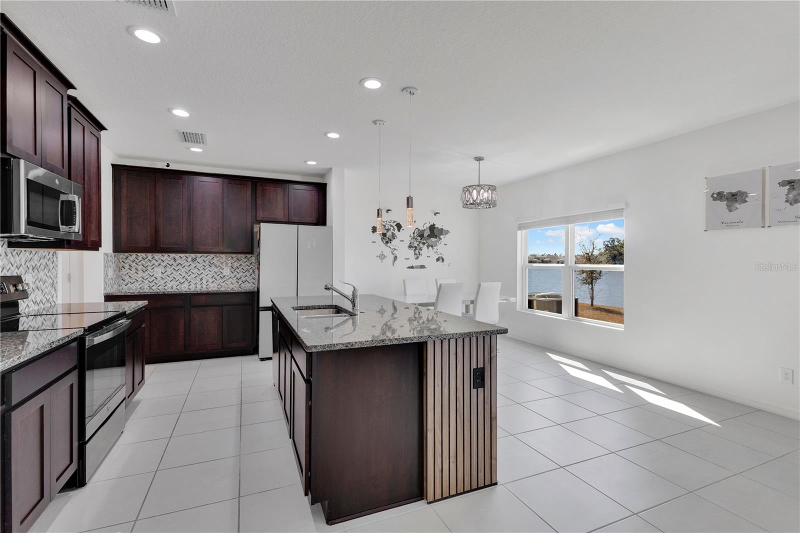 Image 8 of 42 For 5018 Royal Point Avenue