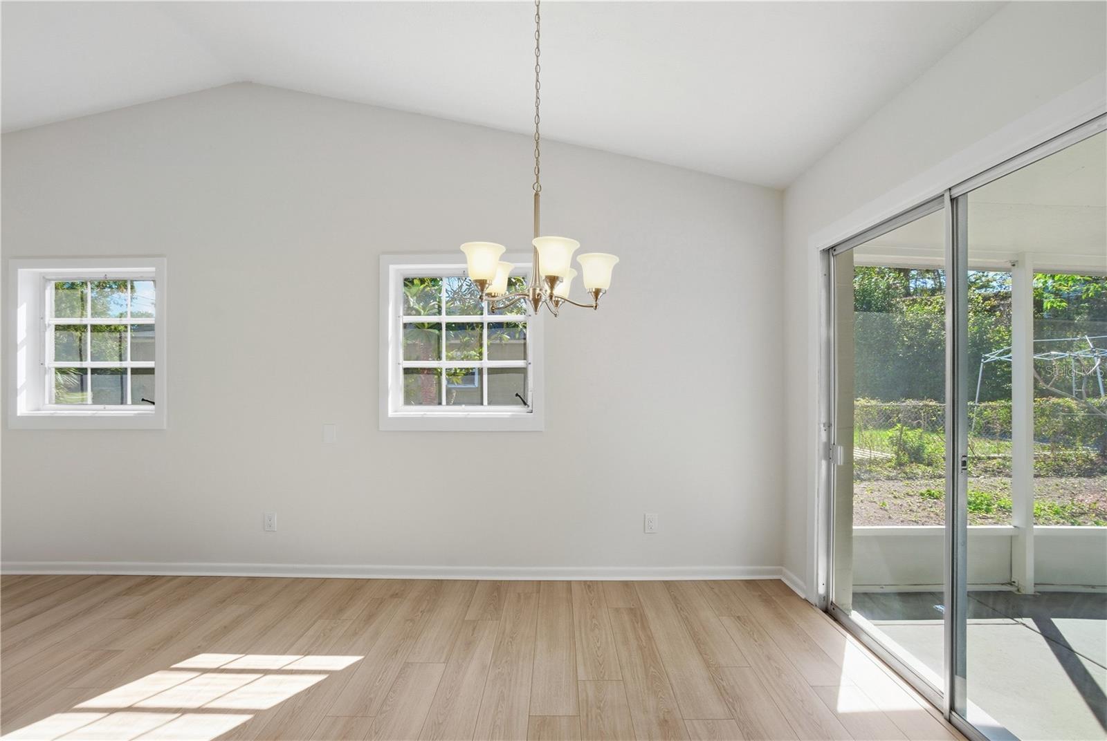 Image 10 of 27 For 989 Eastbrook Blvd