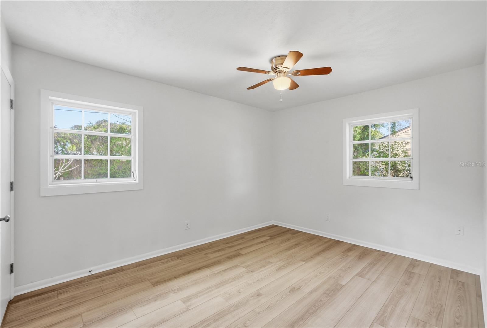 Image 11 of 27 For 989 Eastbrook Blvd