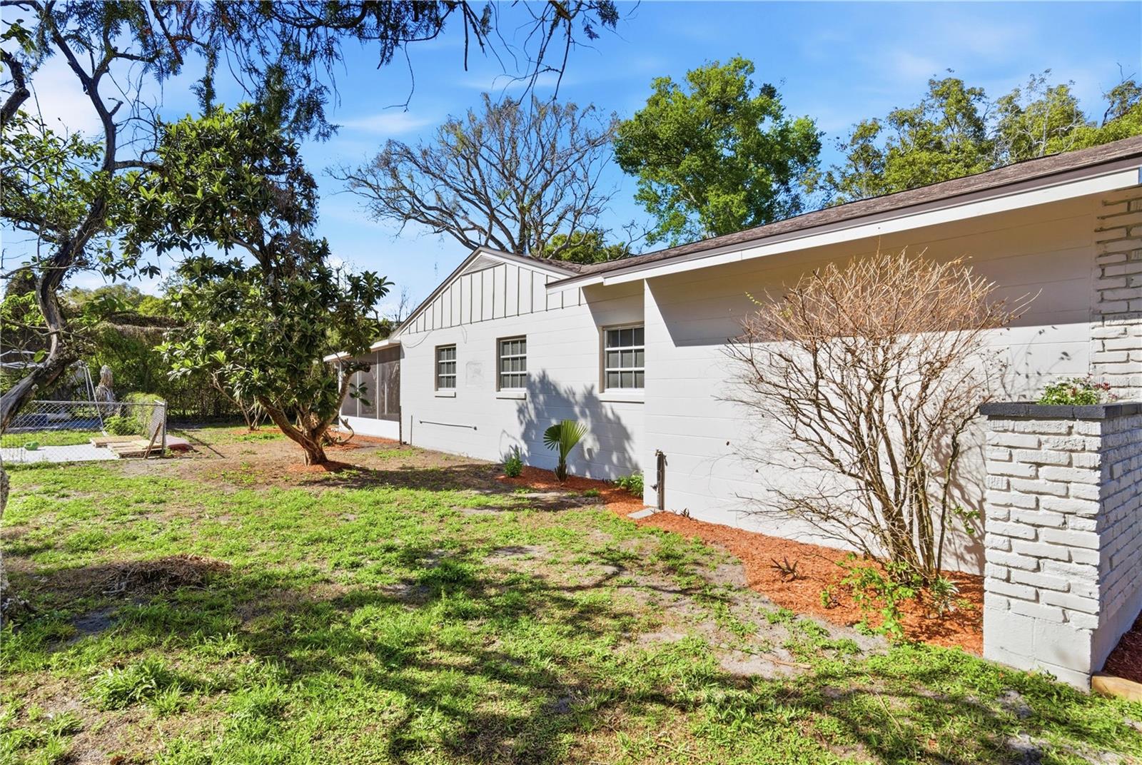 Image 21 of 27 For 989 Eastbrook Blvd