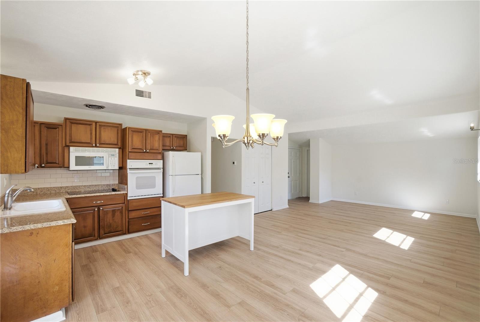 Image 6 of 27 For 989 Eastbrook Blvd