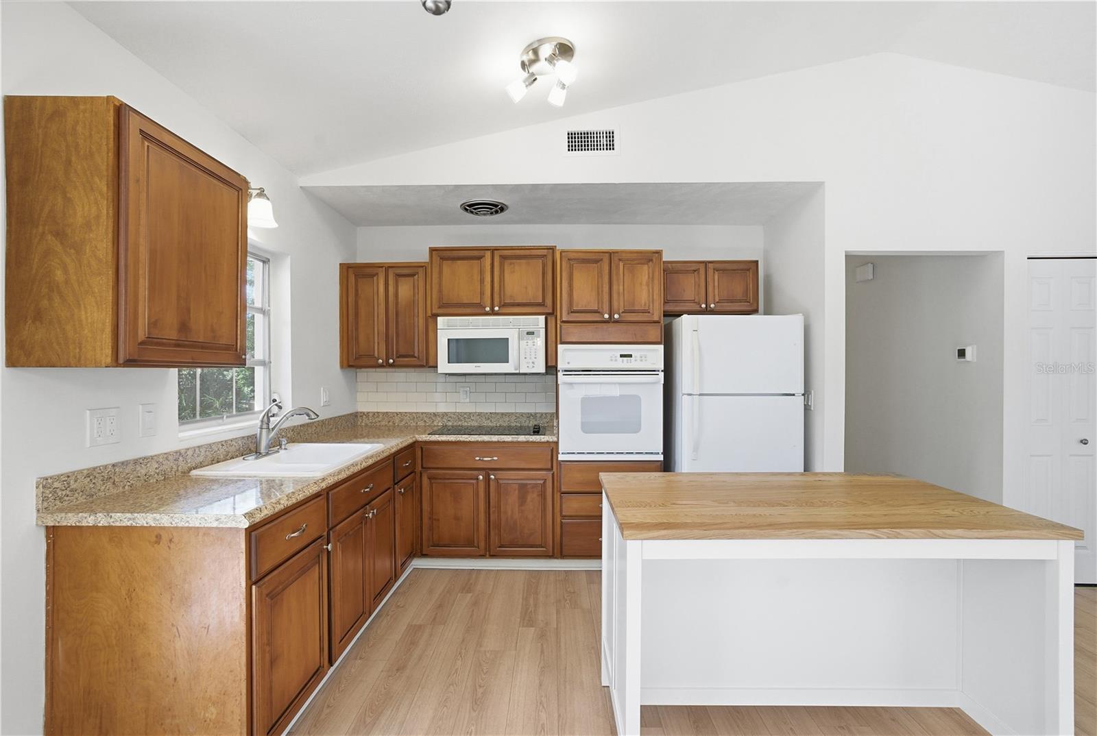 Image 7 of 27 For 989 Eastbrook Blvd