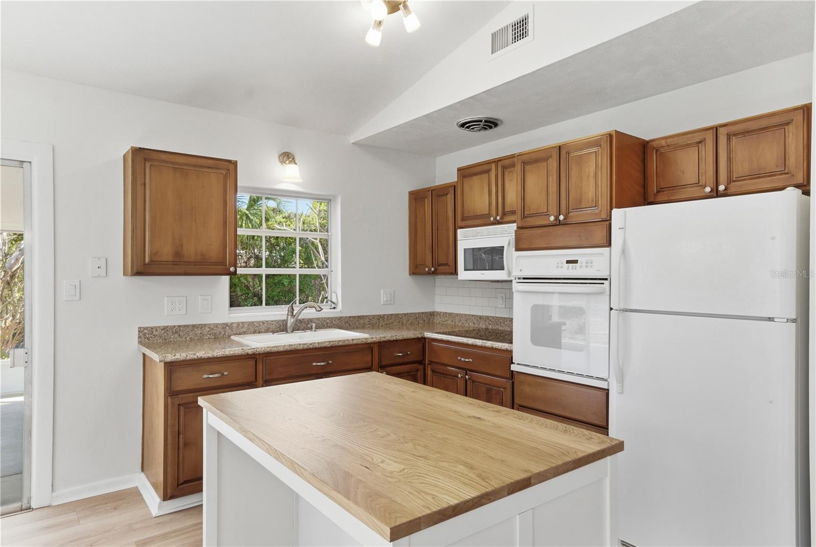 Image 8 of 27 For 989 Eastbrook Blvd