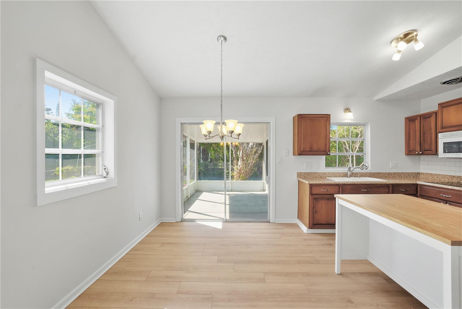 Image 9 of 27 For 989 Eastbrook Blvd