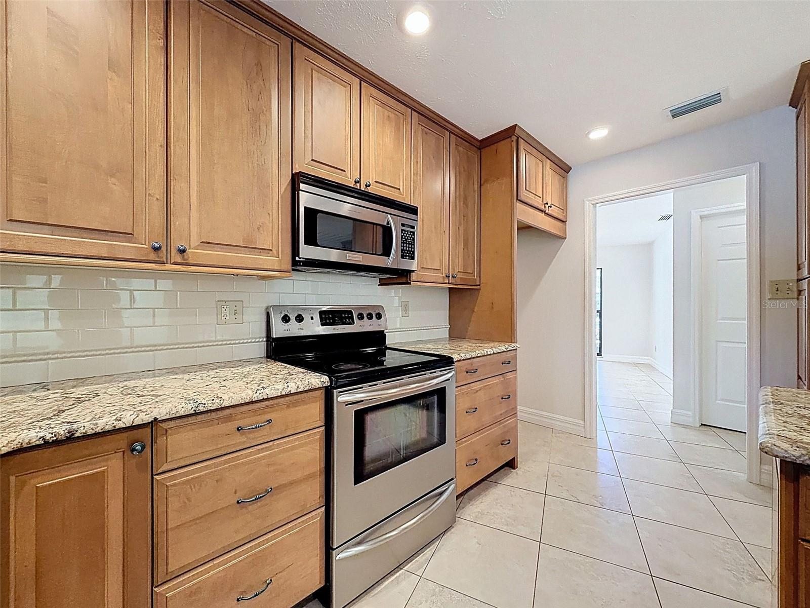 Image 14 of 62 For 915 Woodleaf Way