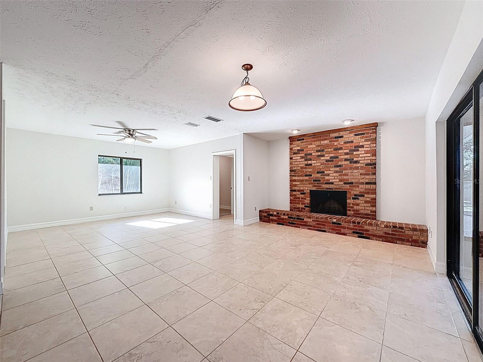 Image 18 of 62 For 915 Woodleaf Way