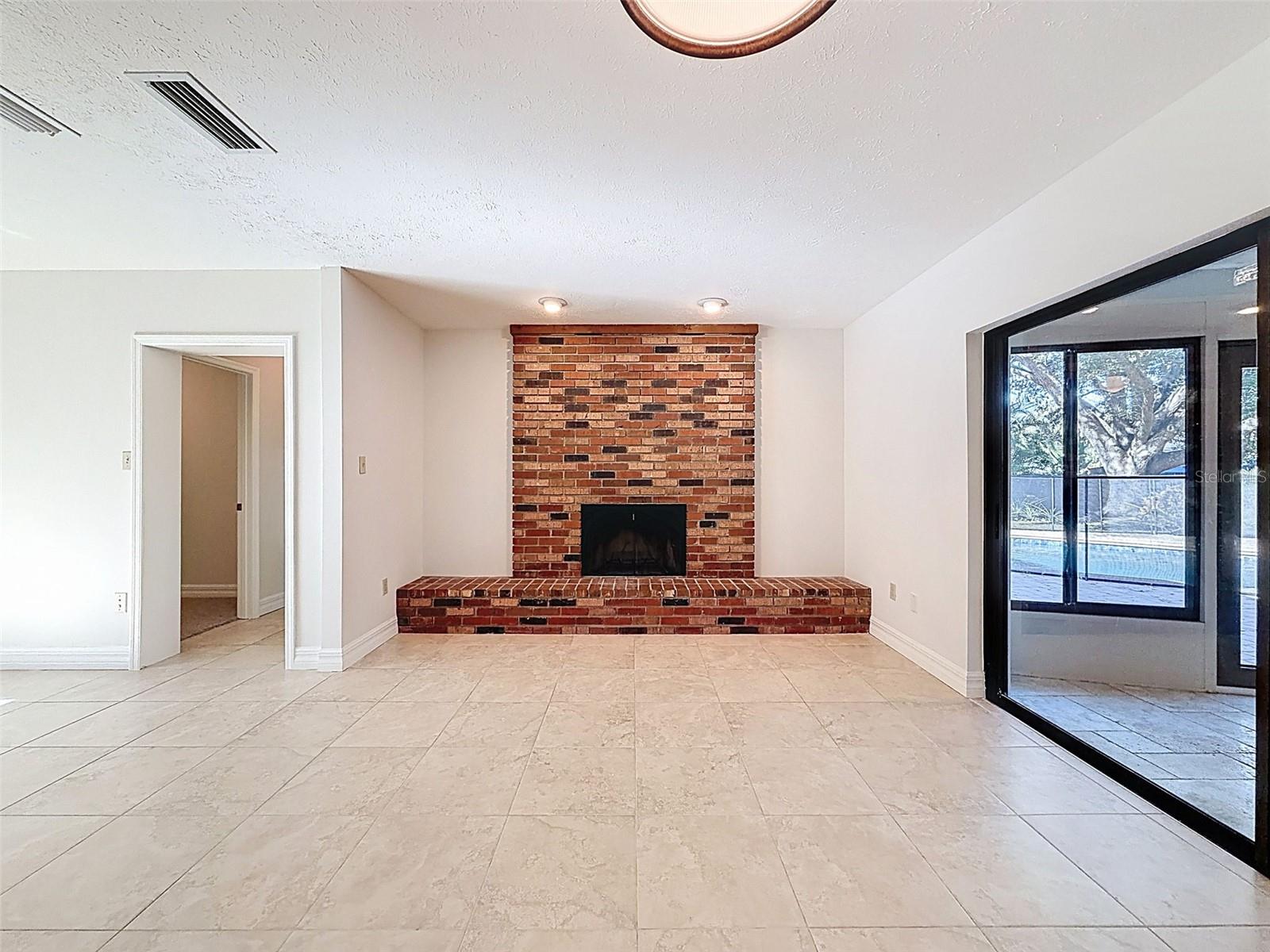 Image 19 of 62 For 915 Woodleaf Way