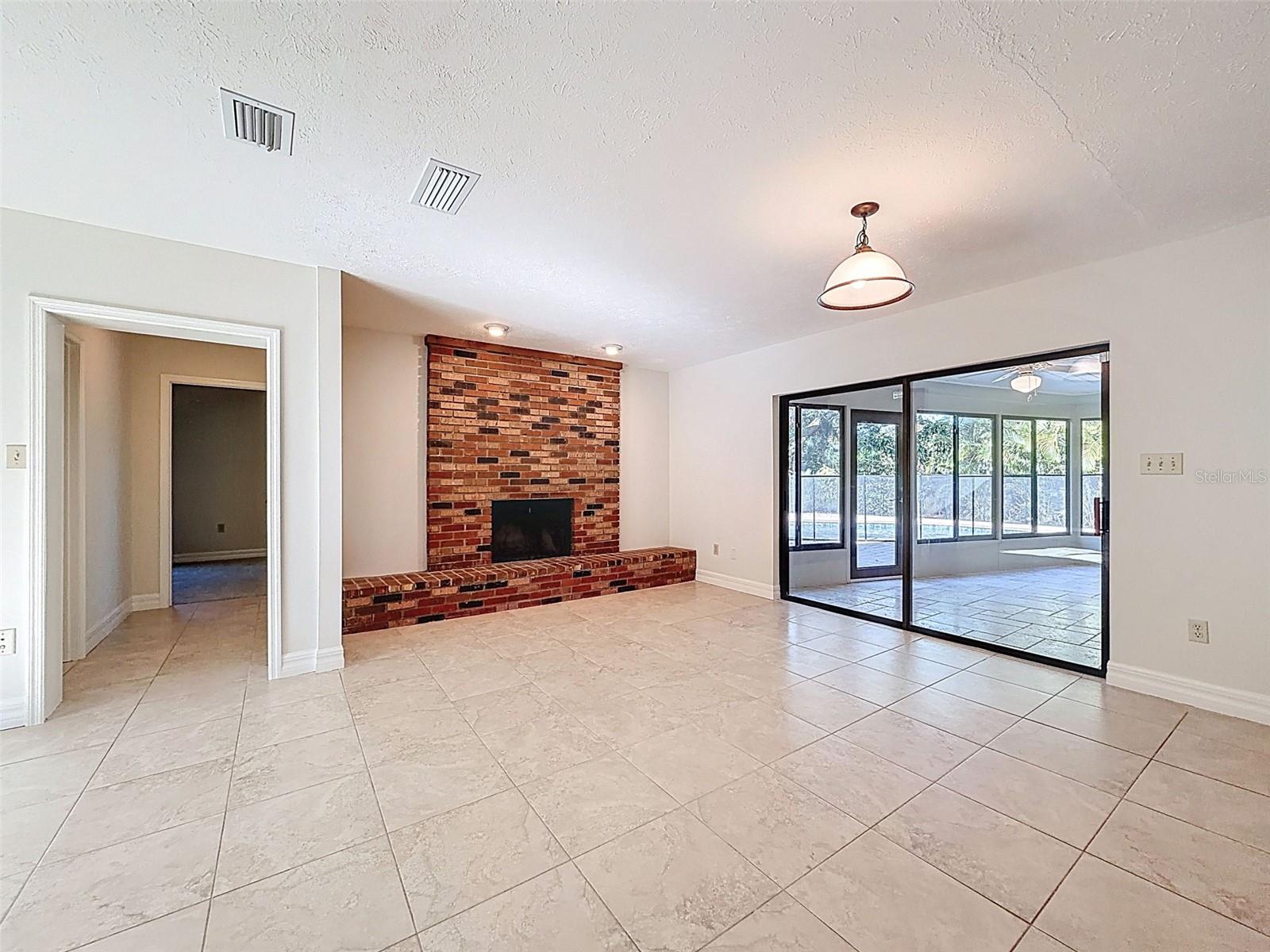 Image 20 of 62 For 915 Woodleaf Way