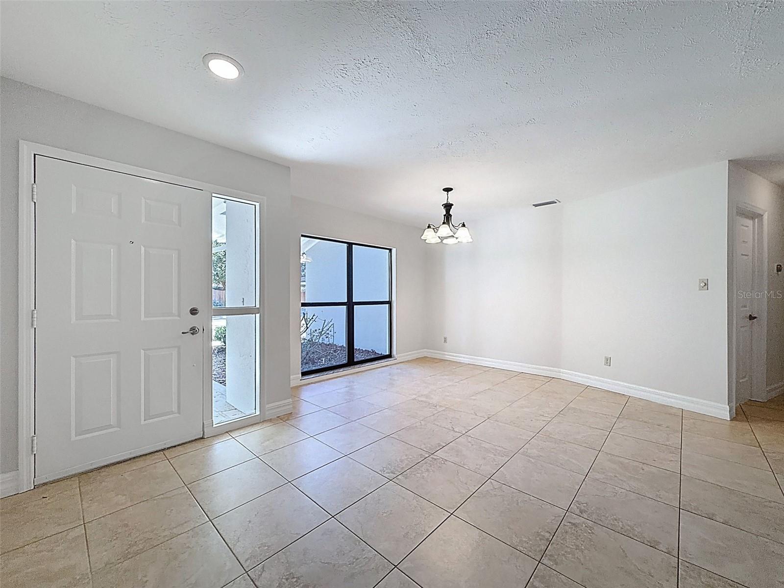 Image 4 of 62 For 915 Woodleaf Way