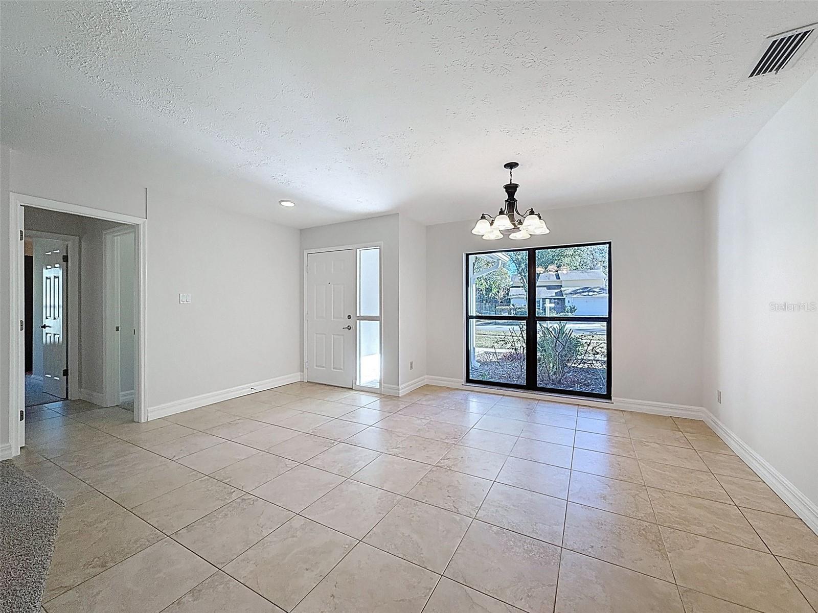 Image 5 of 62 For 915 Woodleaf Way