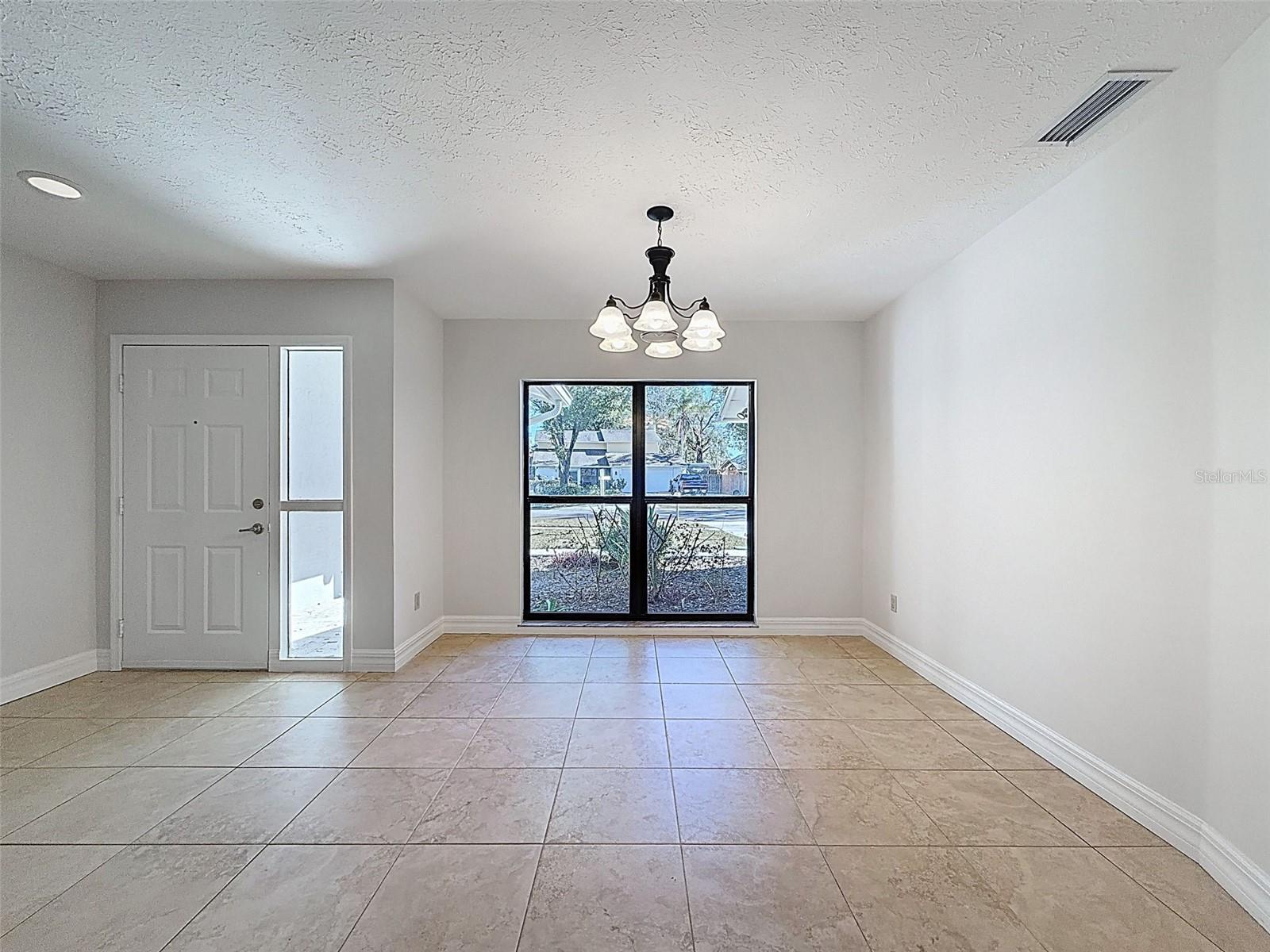 Image 6 of 62 For 915 Woodleaf Way