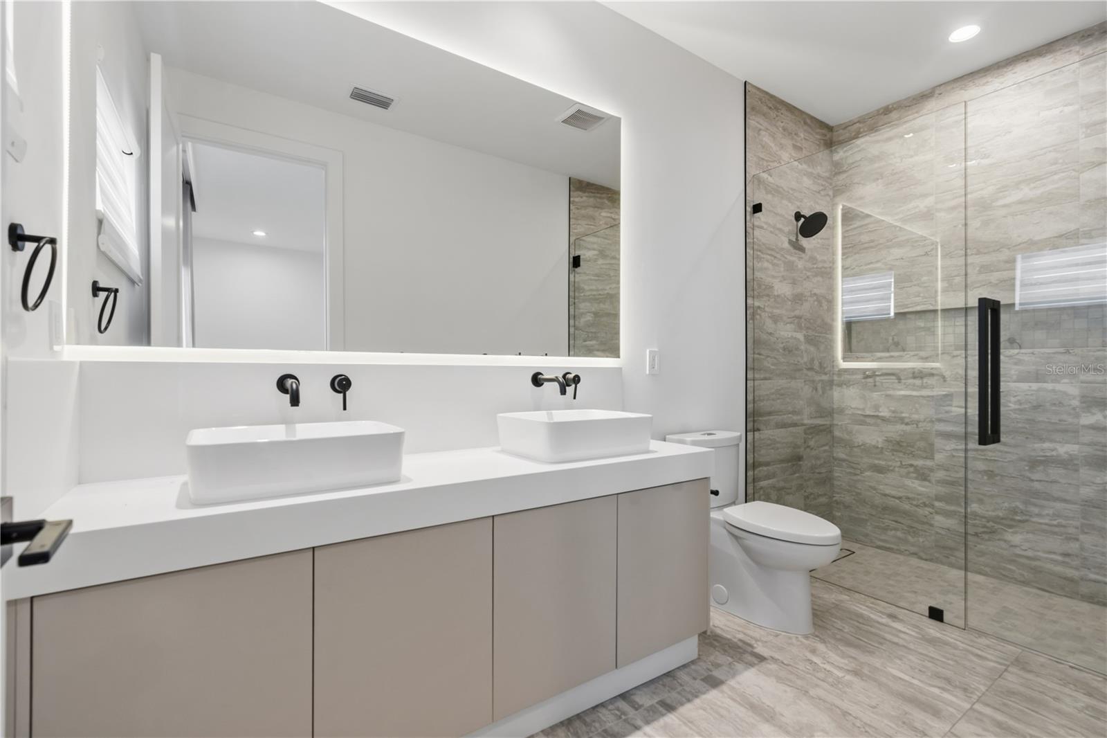 Image 20 of 95 For 15548 Pendio Drive