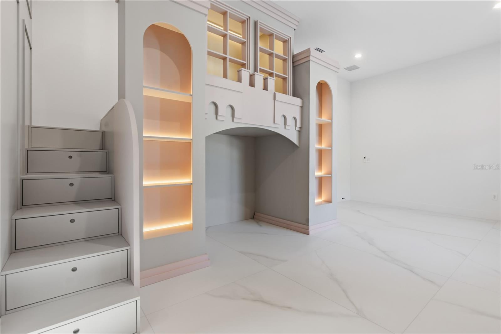 Image 30 of 95 For 15548 Pendio Drive