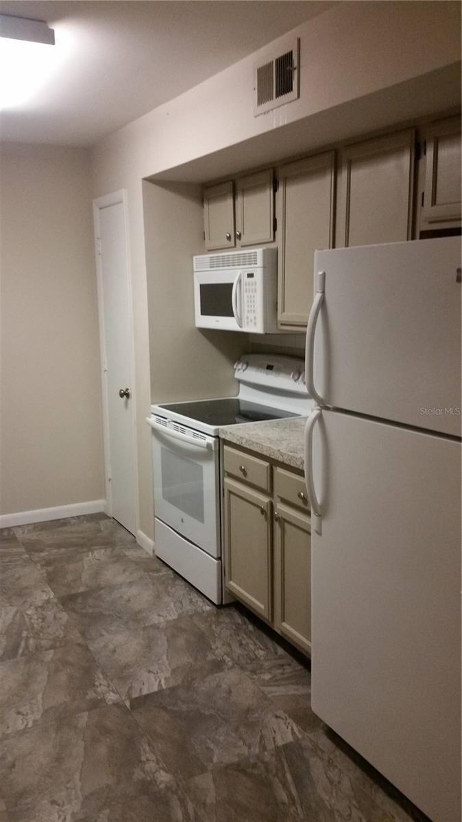 Image 7 of 15 For 486 Pin Oak Place 108