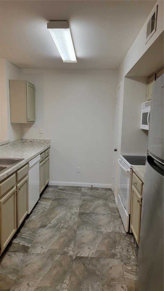 Image 9 of 15 For 486 Pin Oak Place 108