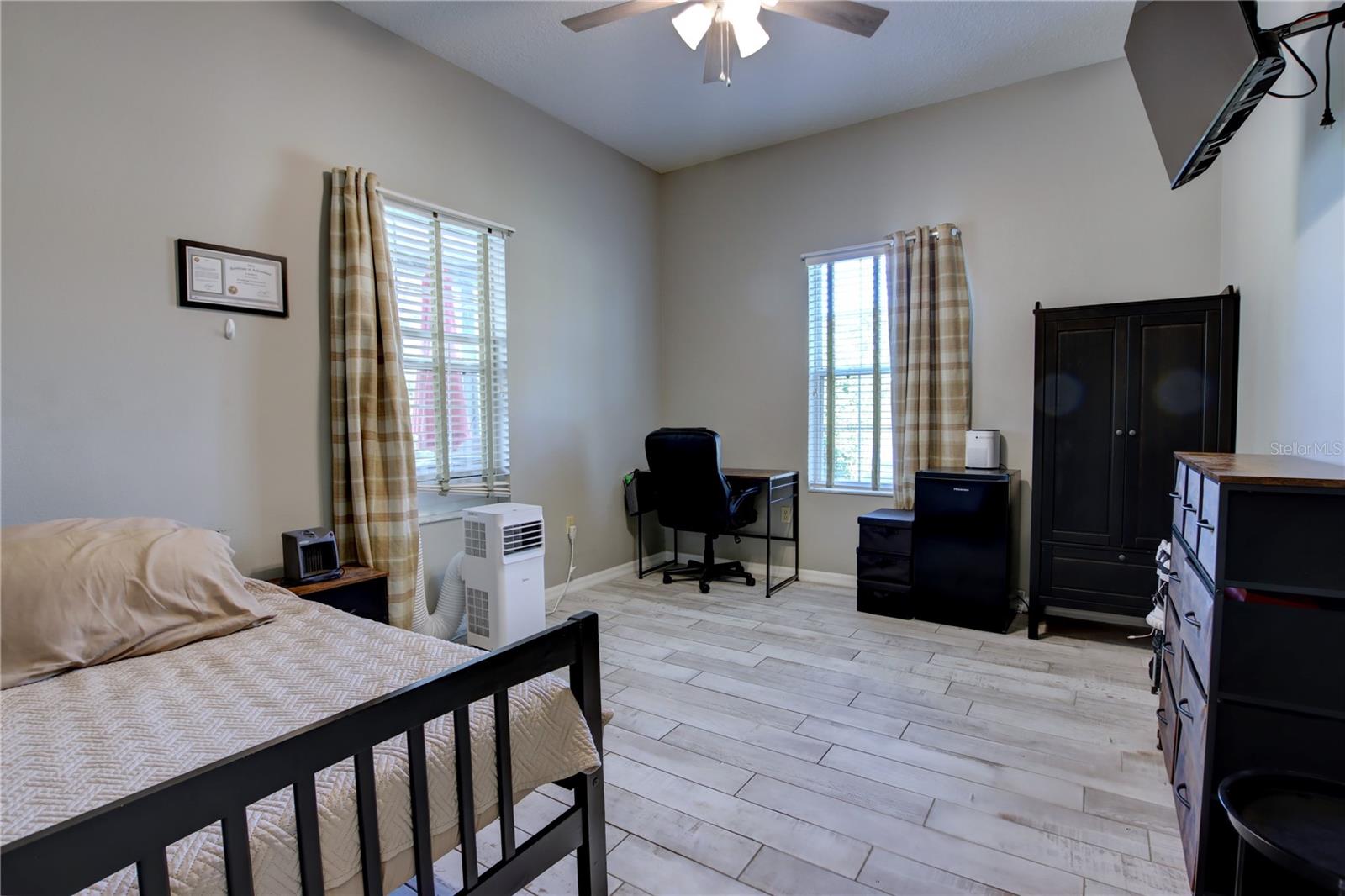 Image 30 of 39 For 3201 Site To See Avenue