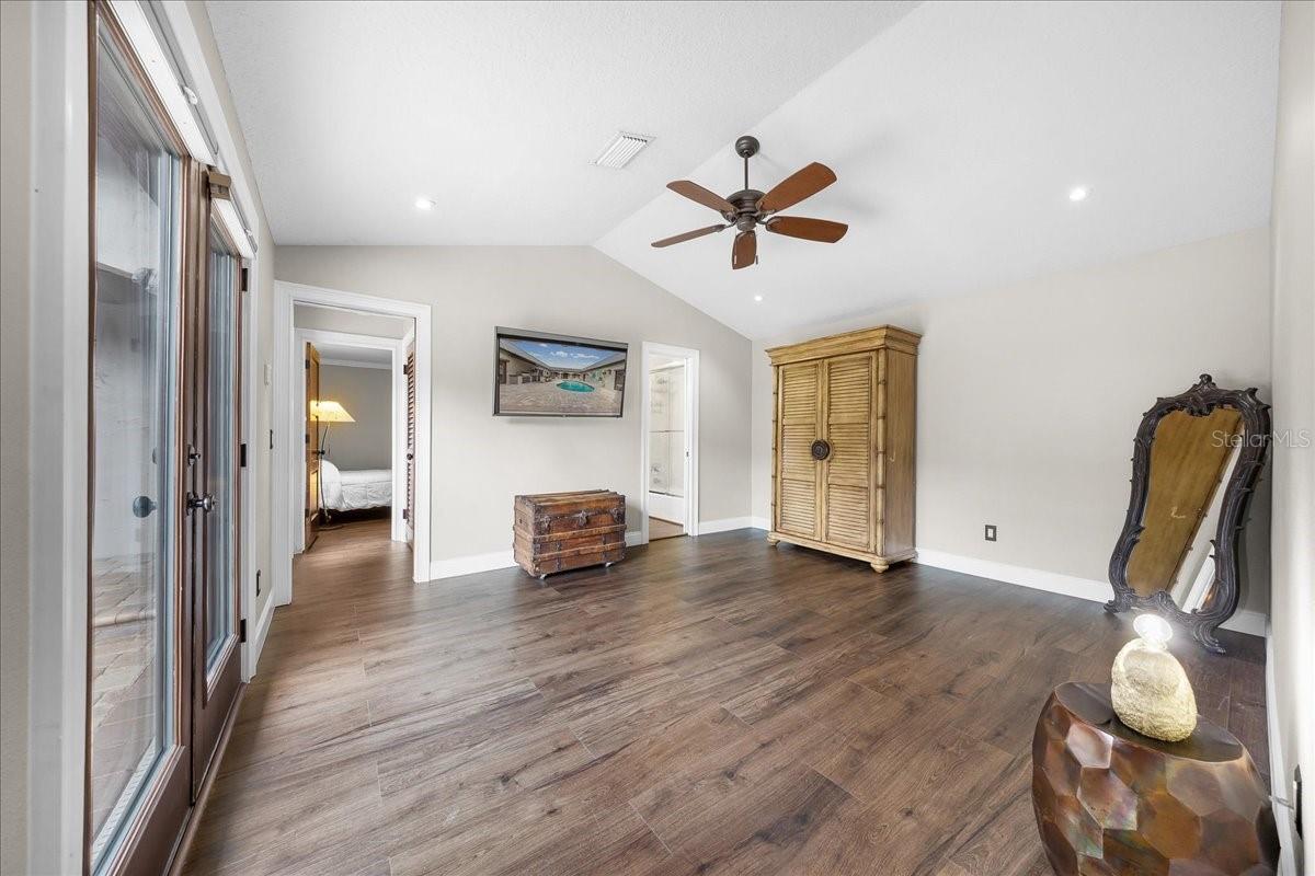 Image 18 of 83 For 452 Paradise Point Road