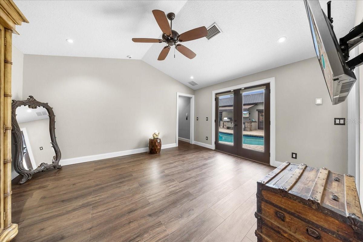 Image 20 of 83 For 452 Paradise Point Road