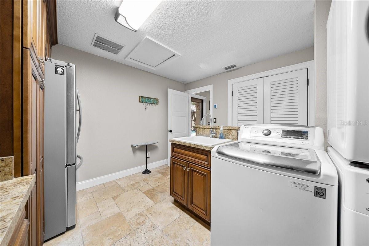 Image 39 of 83 For 452 Paradise Point Road