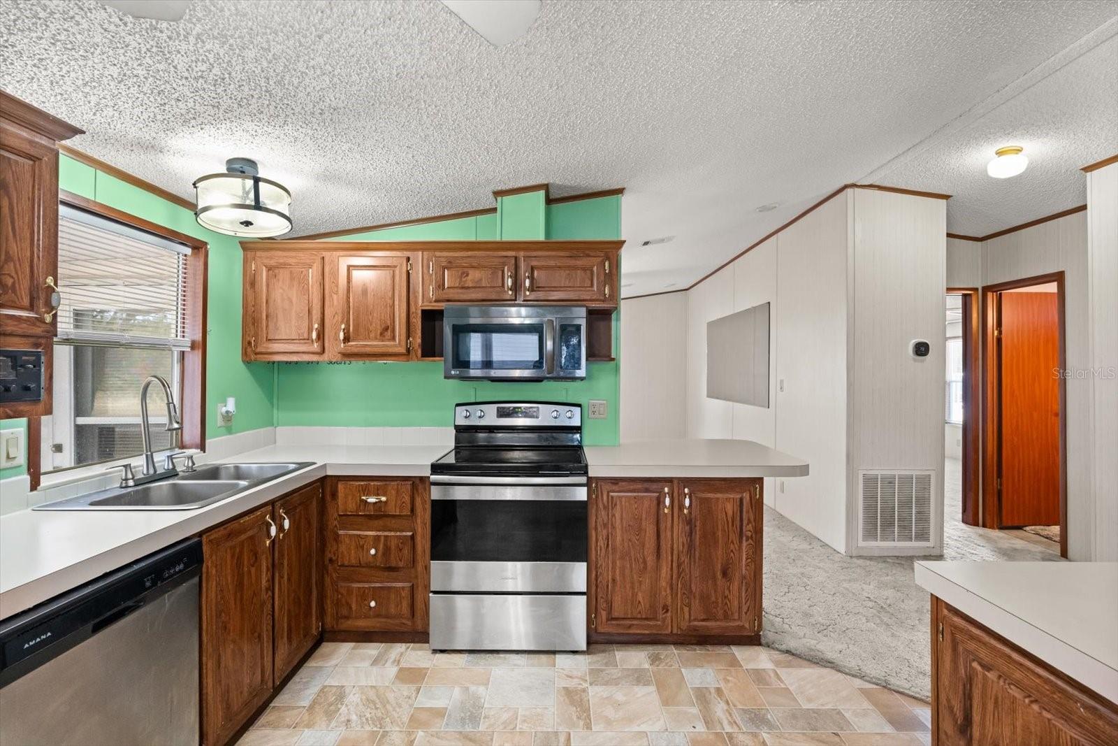 Image 14 of 39 For 4122 Myrtle Oak Court 851