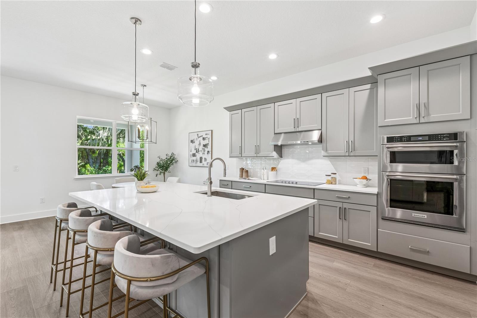 Listing photo id 11 for 1023 Gloryland Court