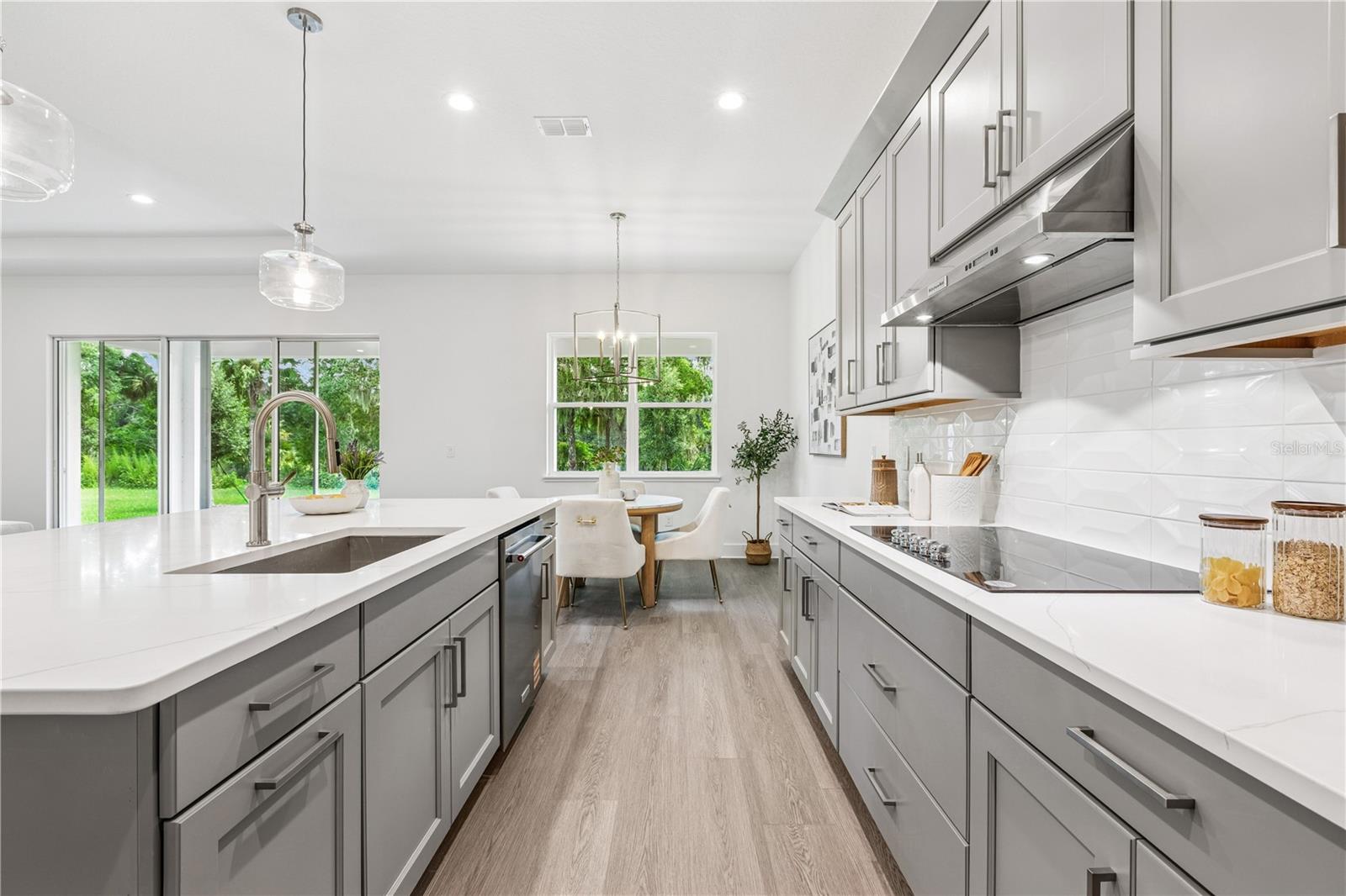 Listing photo id 13 for 1023 Gloryland Court