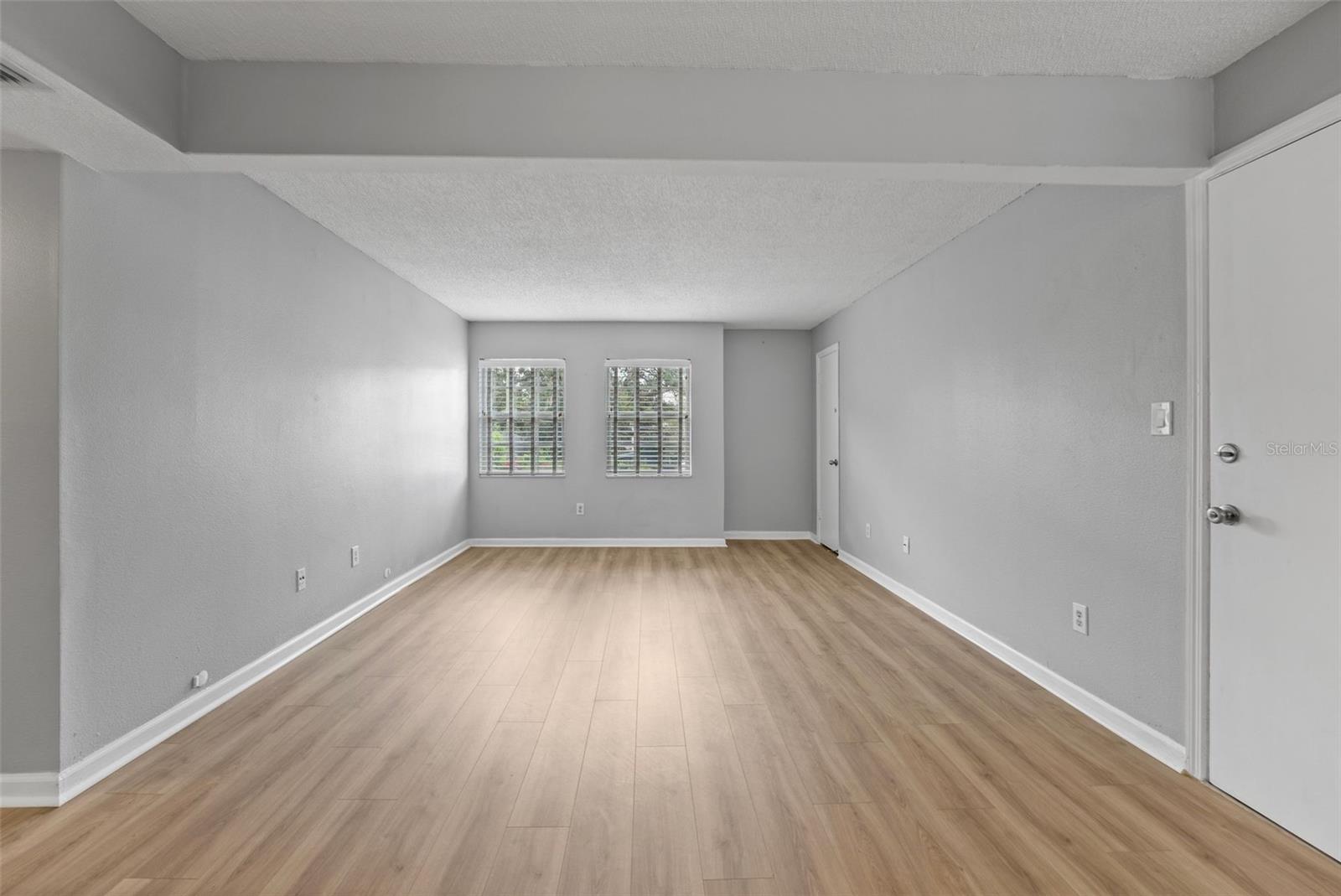 Image 7 of 19 For 317 Amelia Street 4