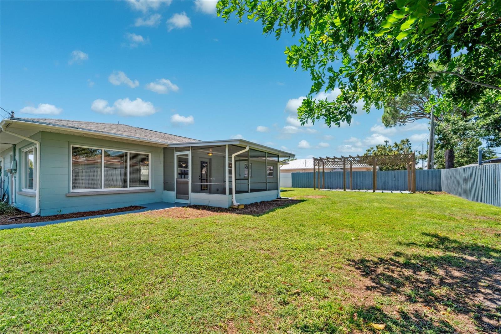 Image 21 of 26 For 1900 40th Street N