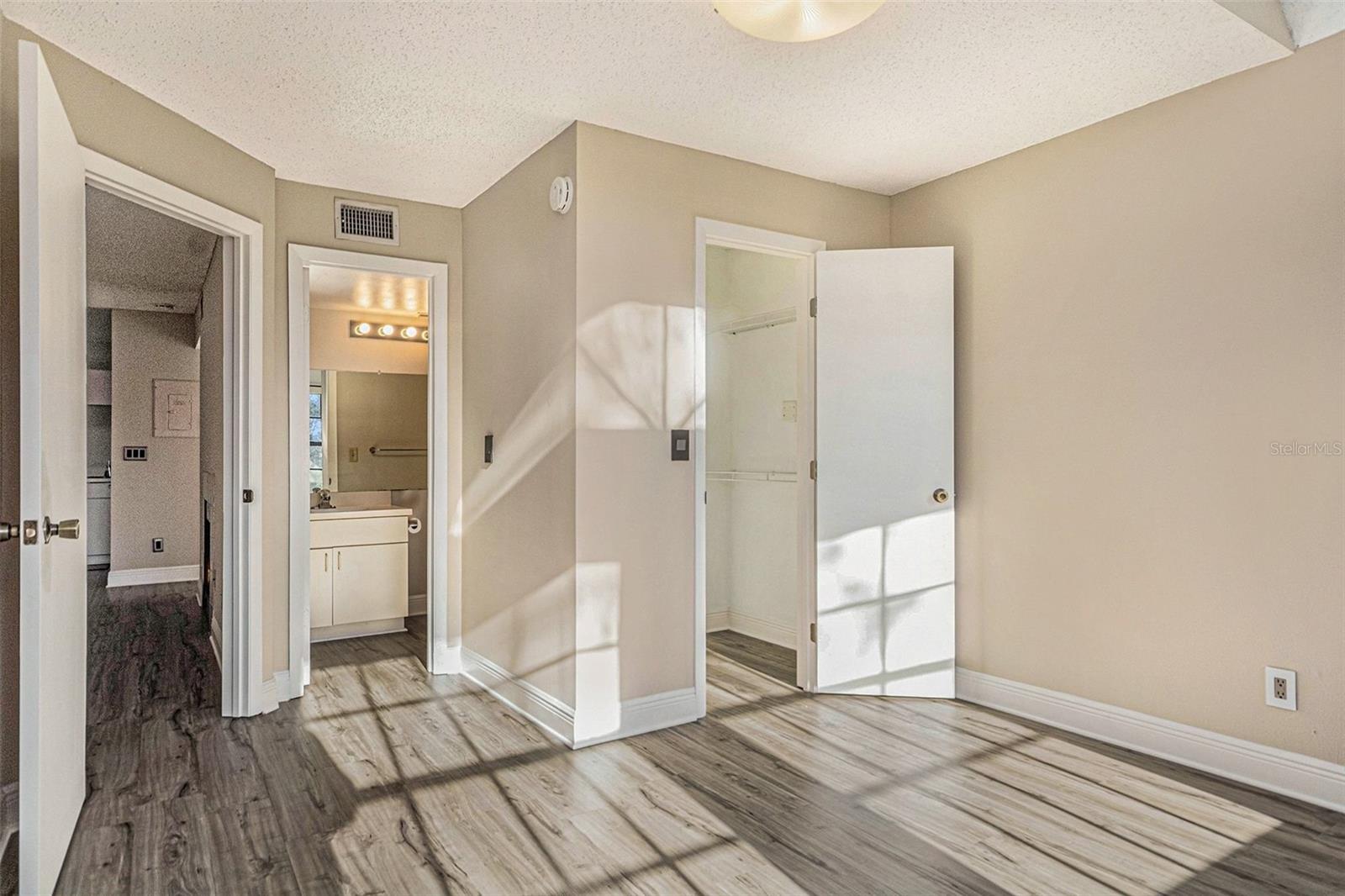 Image 10 of 20 For 315 Lakepointe Drive 104