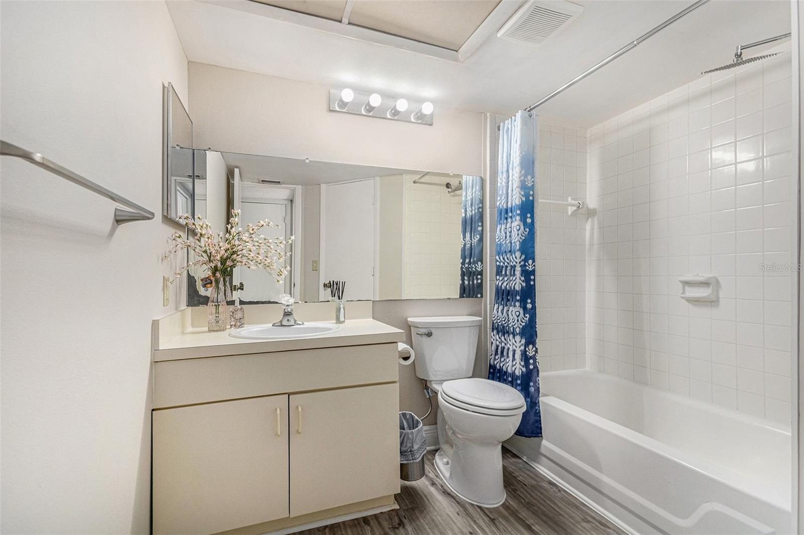 Image 16 of 20 For 315 Lakepointe Drive 104