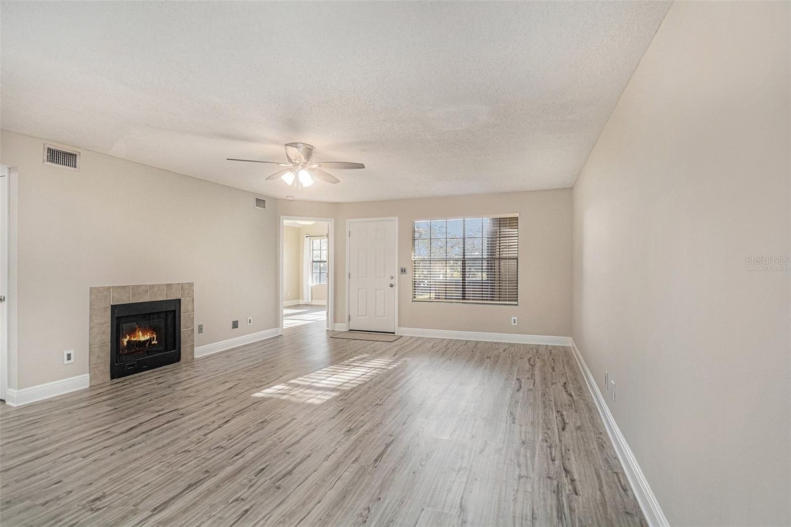 Image 4 of 20 For 315 Lakepointe Drive 104