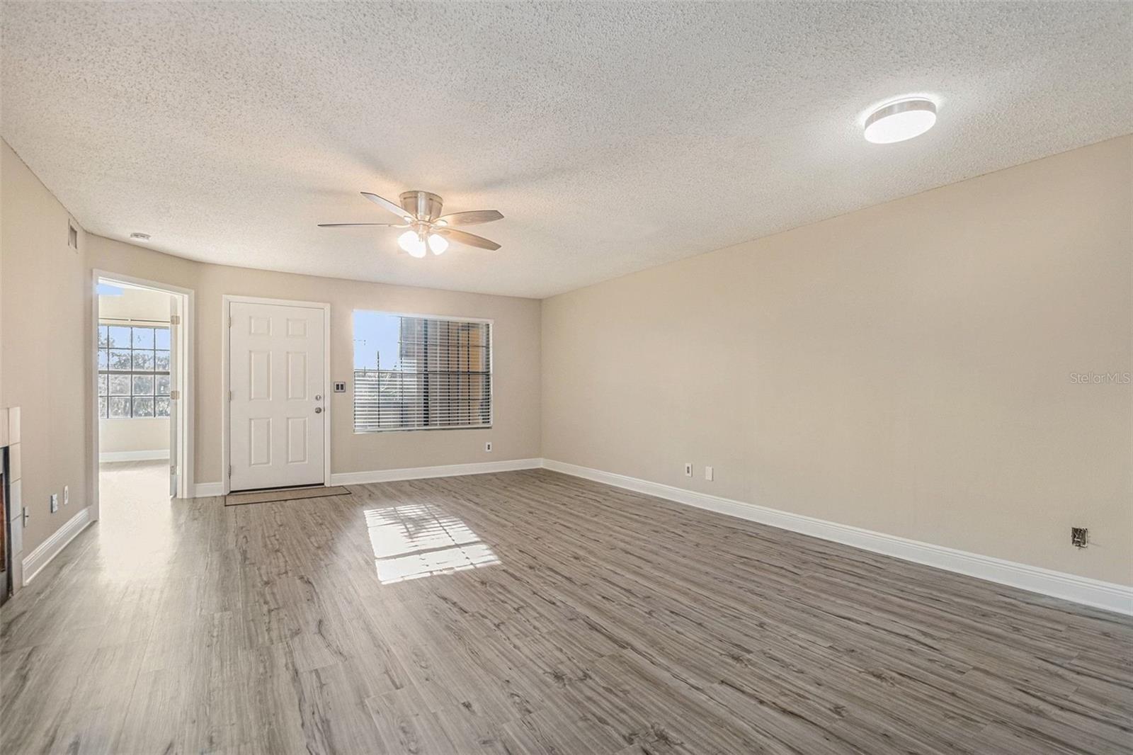 Image 5 of 20 For 315 Lakepointe Drive 104