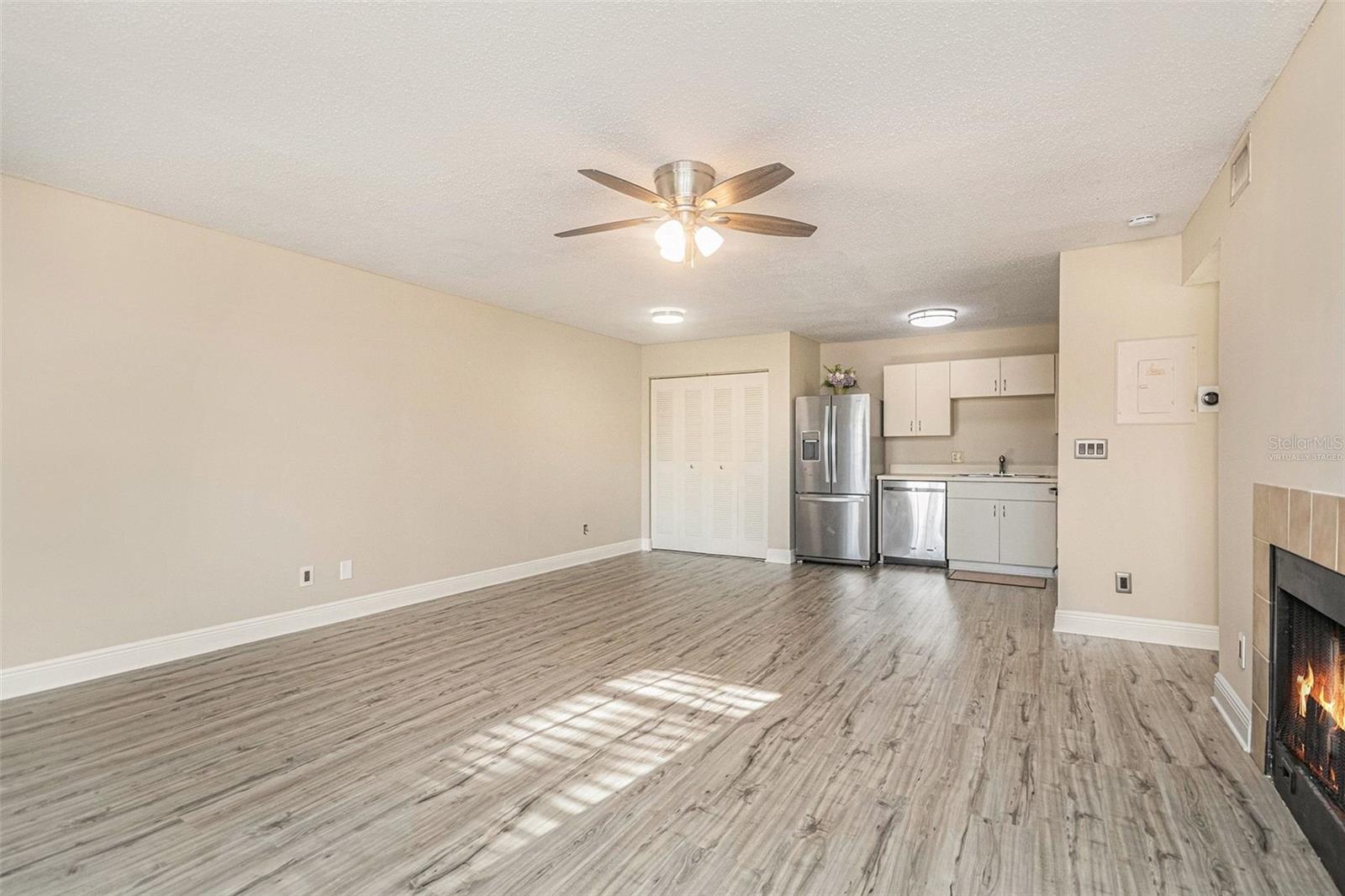 Image 7 of 20 For 315 Lakepointe Drive 104