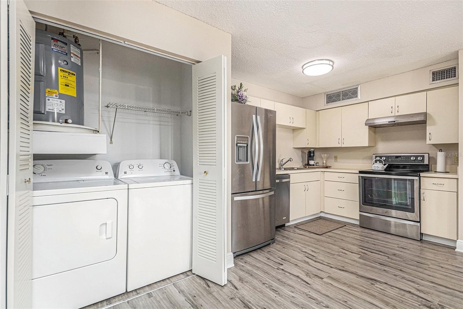 Image 8 of 20 For 315 Lakepointe Drive 104