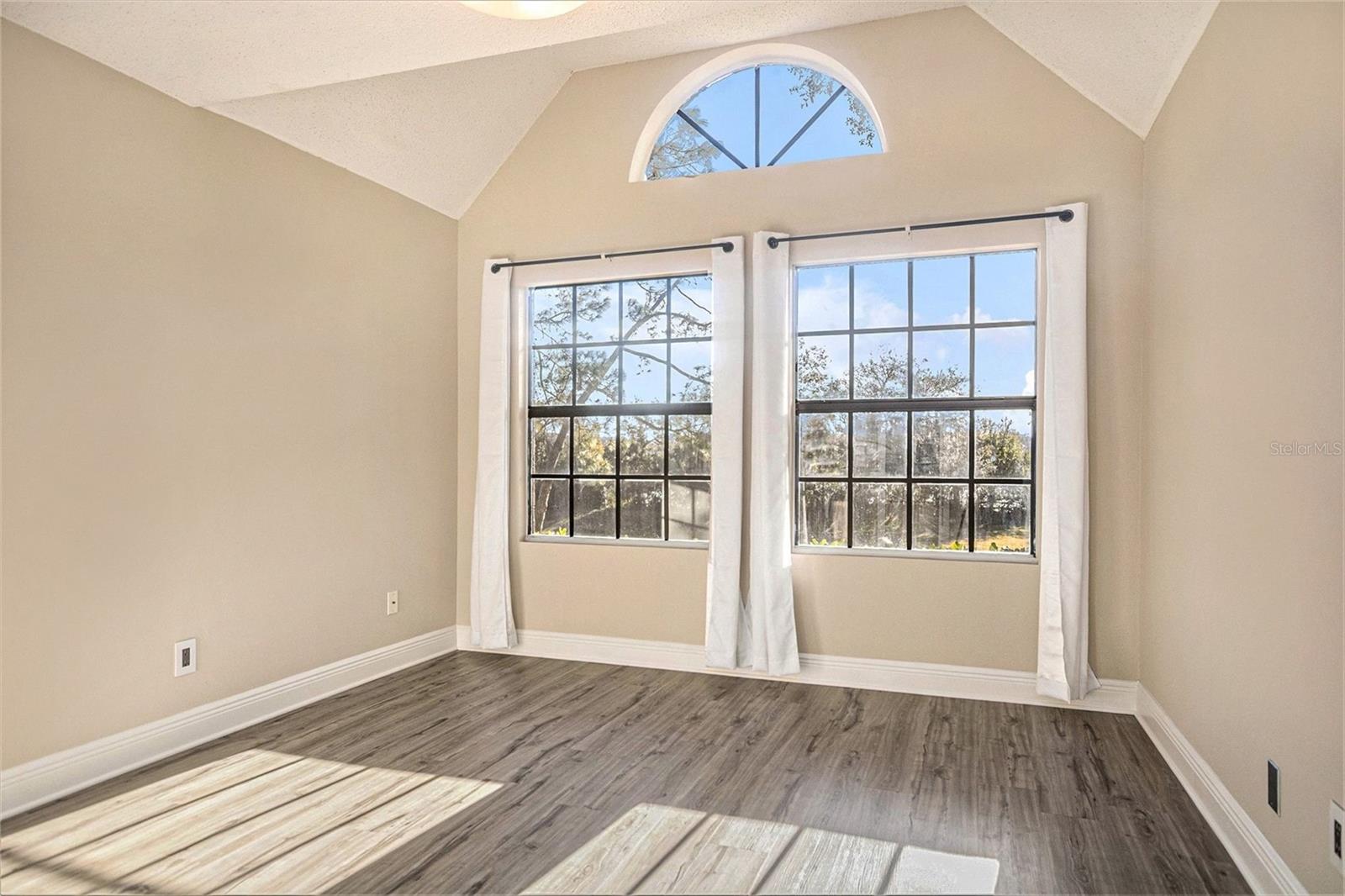 Image 9 of 20 For 315 Lakepointe Drive 104