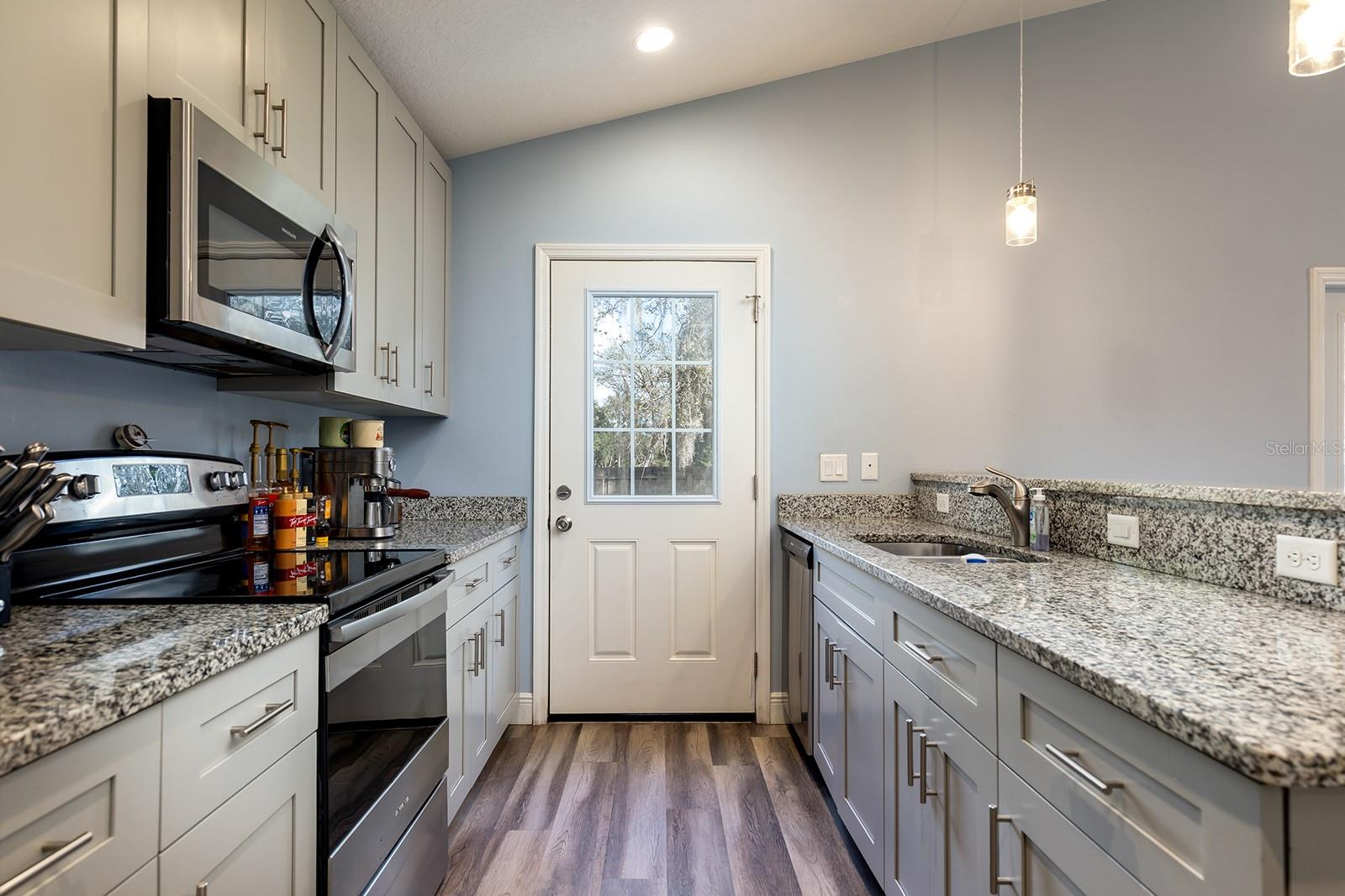 Image 10 of 21 For 367 Daisey Avenue