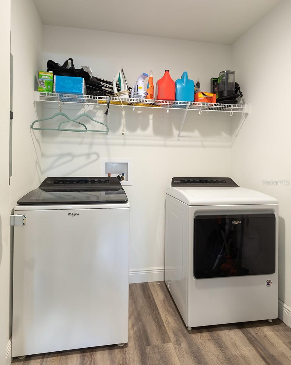 Image 18 of 21 For 367 Daisey Avenue