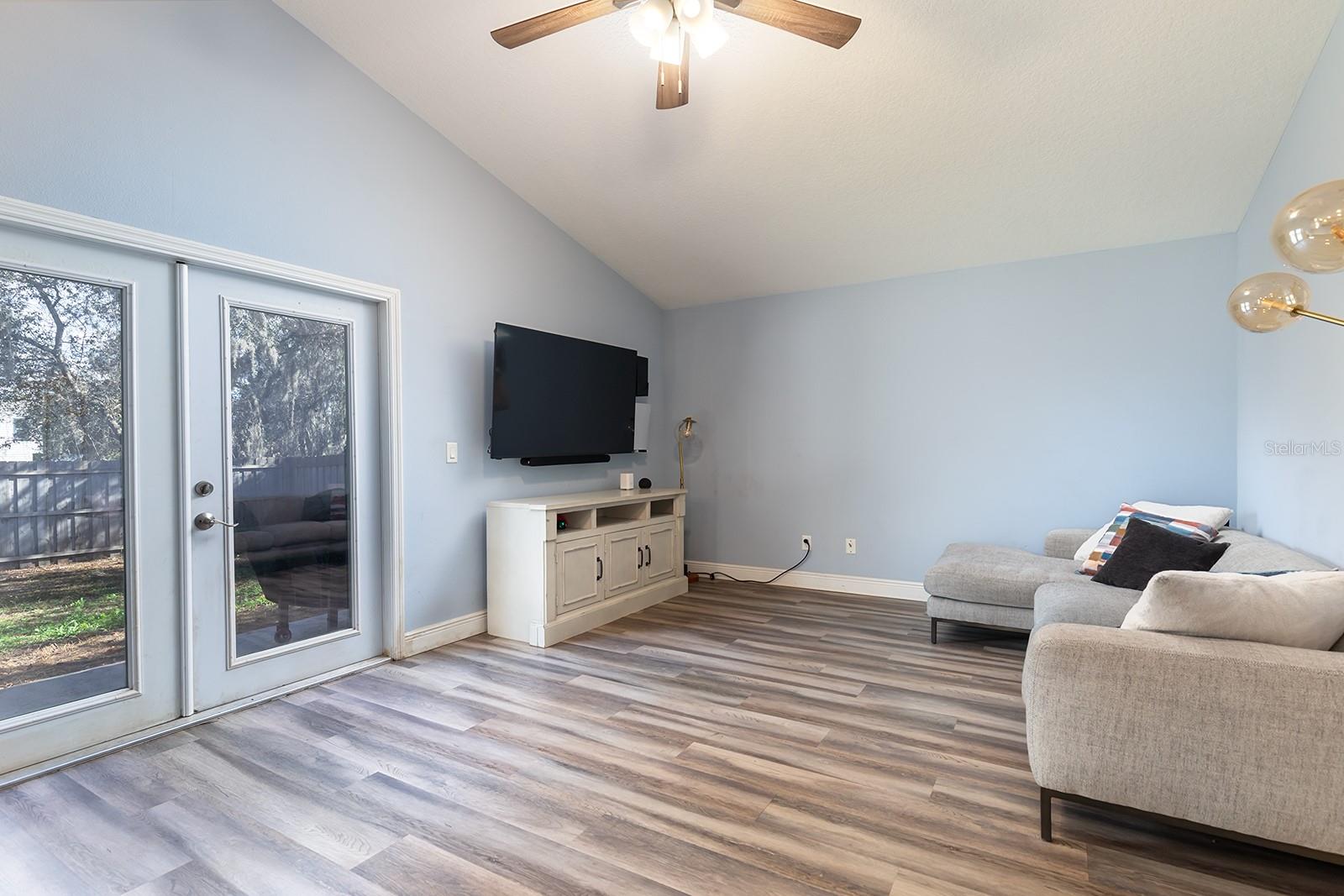 Image 5 of 21 For 367 Daisey Avenue