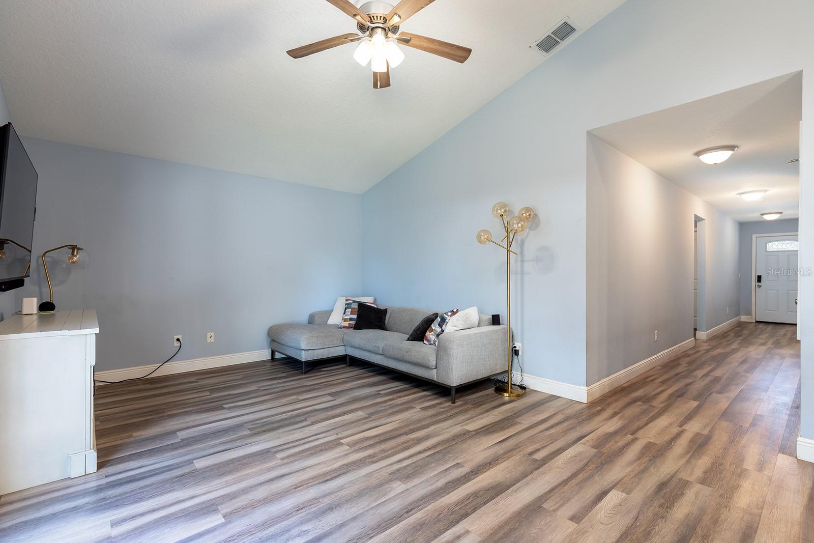 Image 6 of 21 For 367 Daisey Avenue