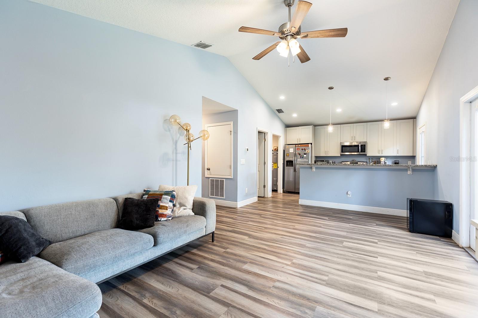 Image 7 of 21 For 367 Daisey Avenue