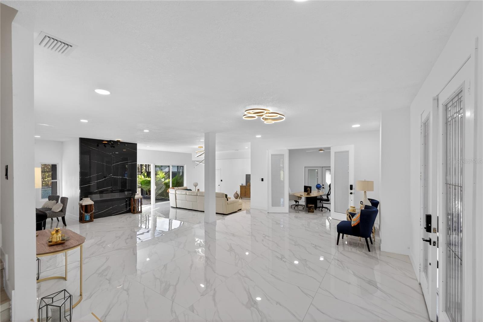 Image 15 of 58 For 305 Sweetwater Club Circle