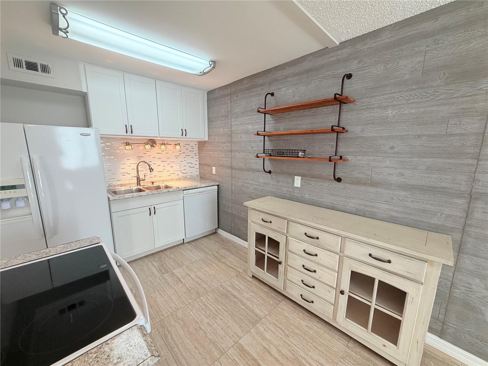 Image 7 of 19 For 1000 Lake Of The Woods Boulevard 101f