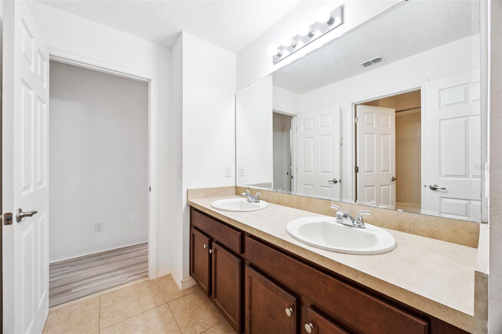 Image 19 of 57 For 964 Galway Boulevard