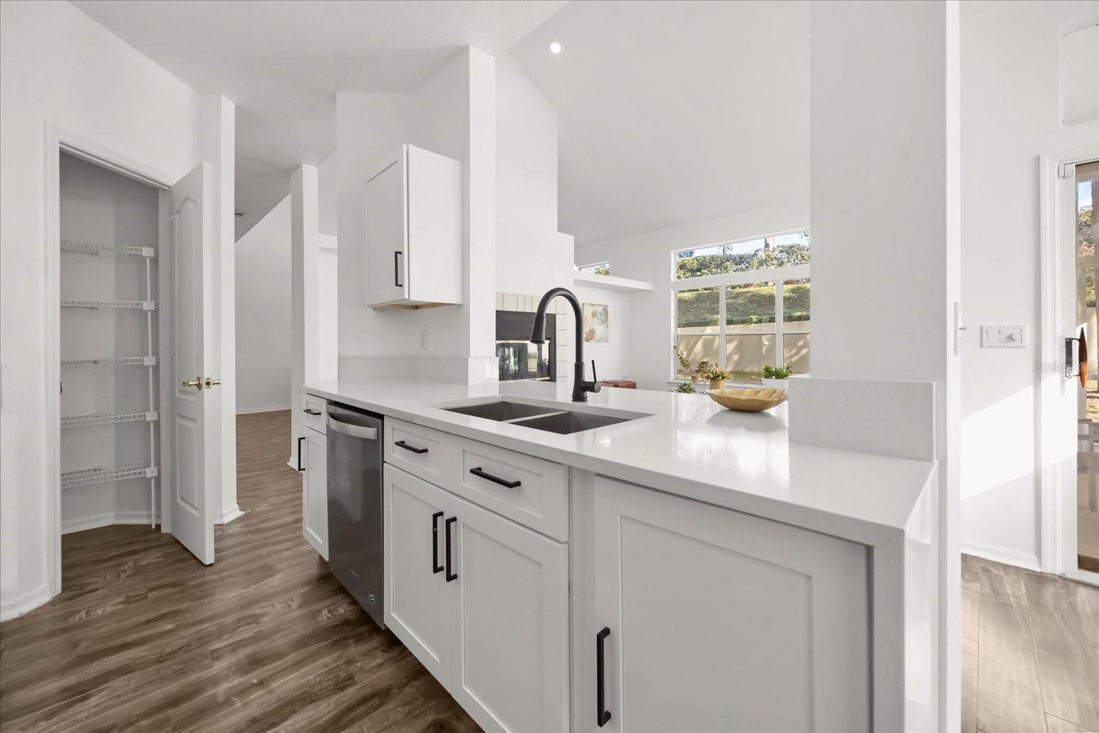 Image 14 of 38 For 220 Wimbledon Circle