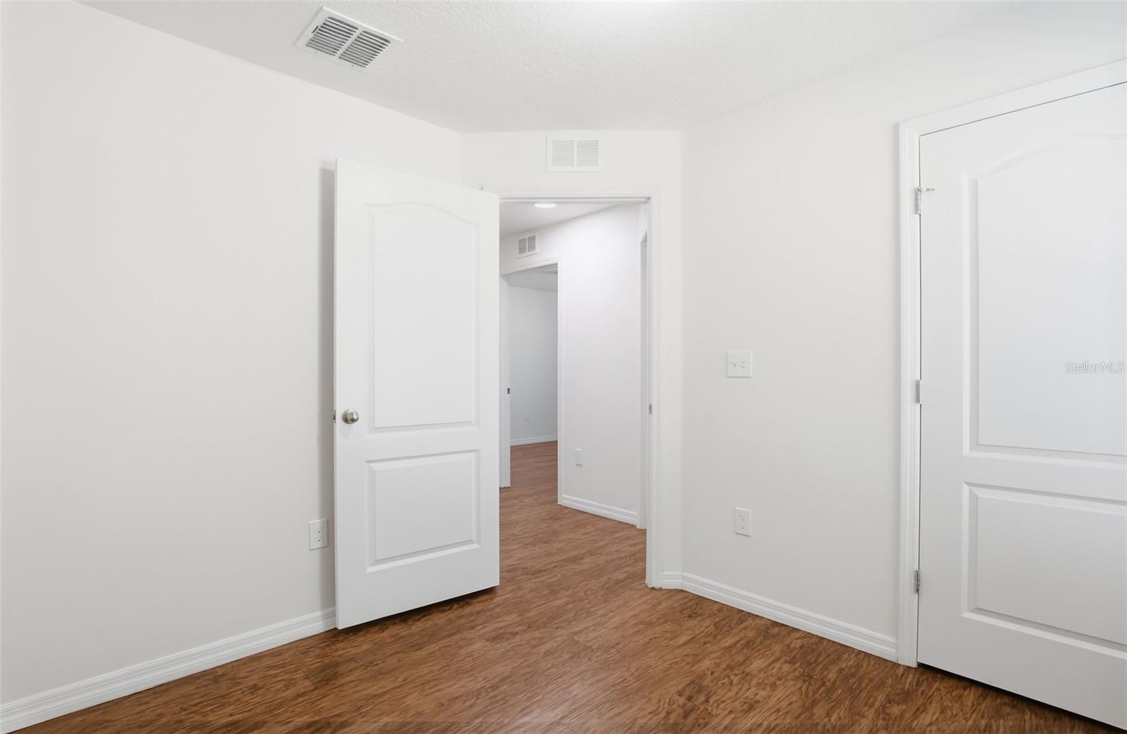 Image 11 of 37 For 906 Wynnmere Walk Avenue