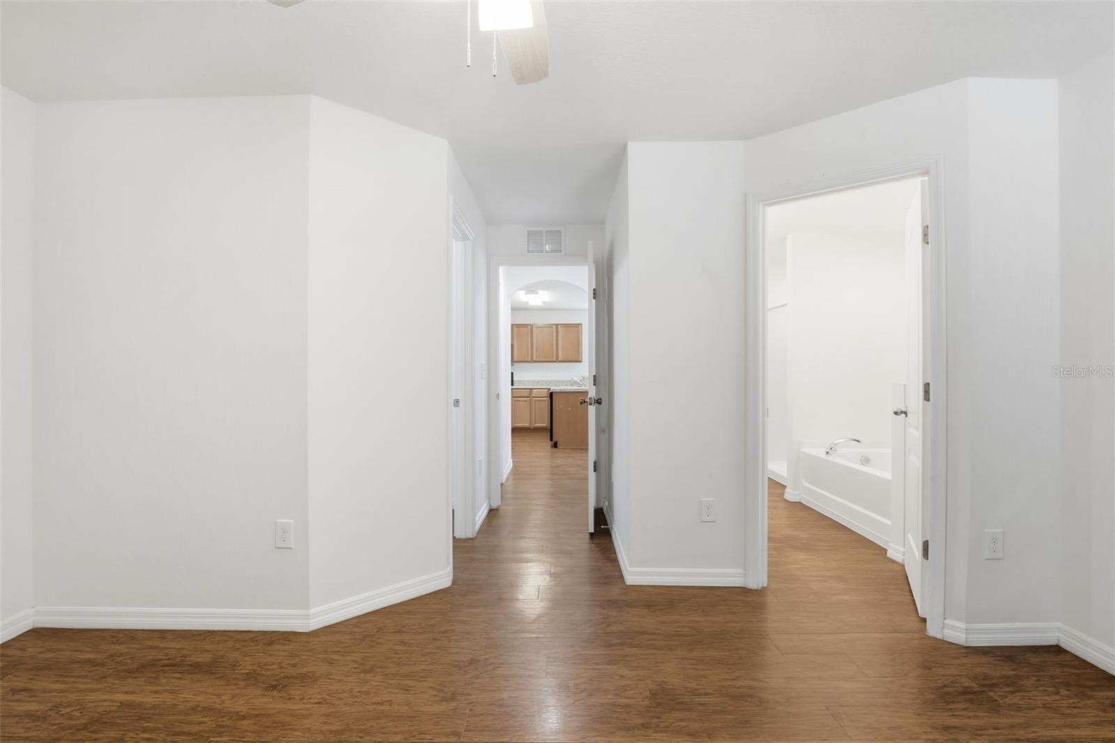 Image 12 of 37 For 906 Wynnmere Walk Avenue