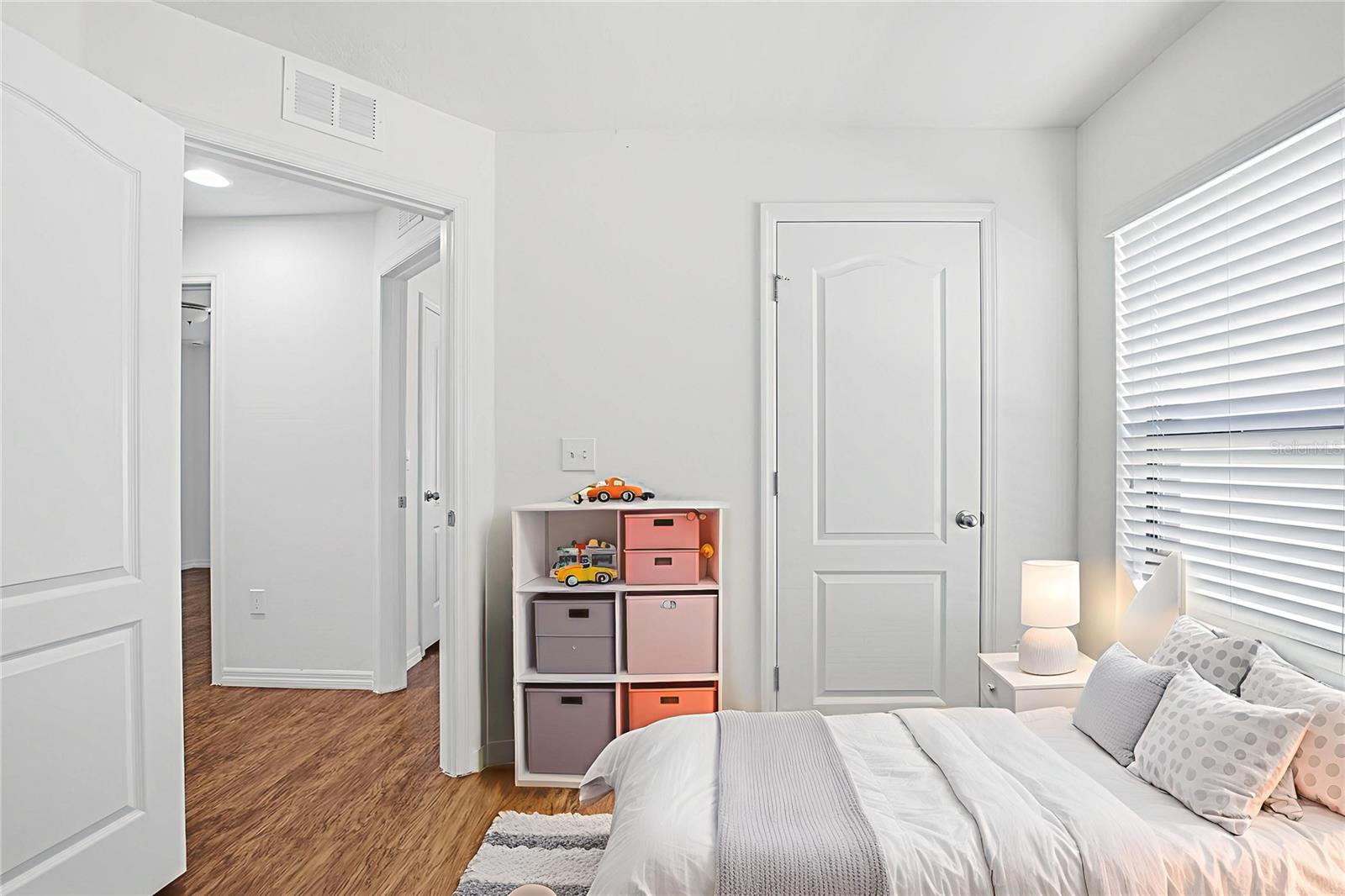 Image 5 of 37 For 906 Wynnmere Walk Avenue