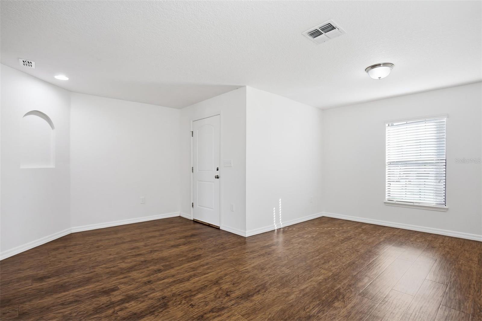 Image 7 of 37 For 906 Wynnmere Walk Avenue